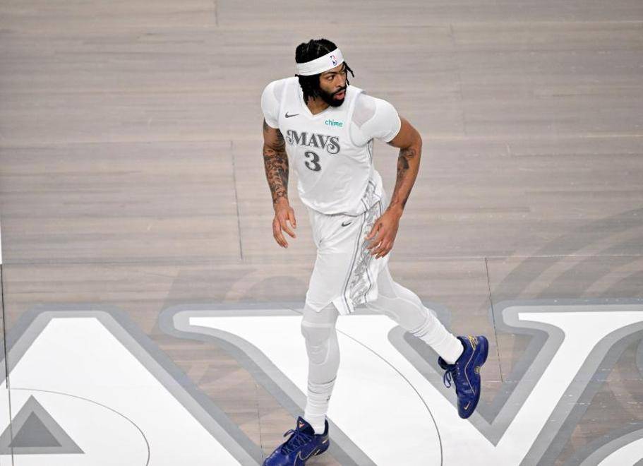 开云-关于浓眉哥在独行侠比赛中关键助攻，比分优势明显引发热议！的信息